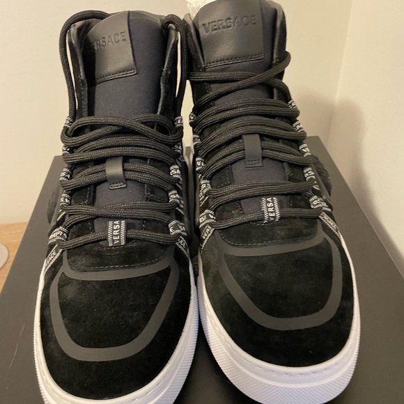 ❌SOLD❌Versace sneakers - Picture 2 of 4